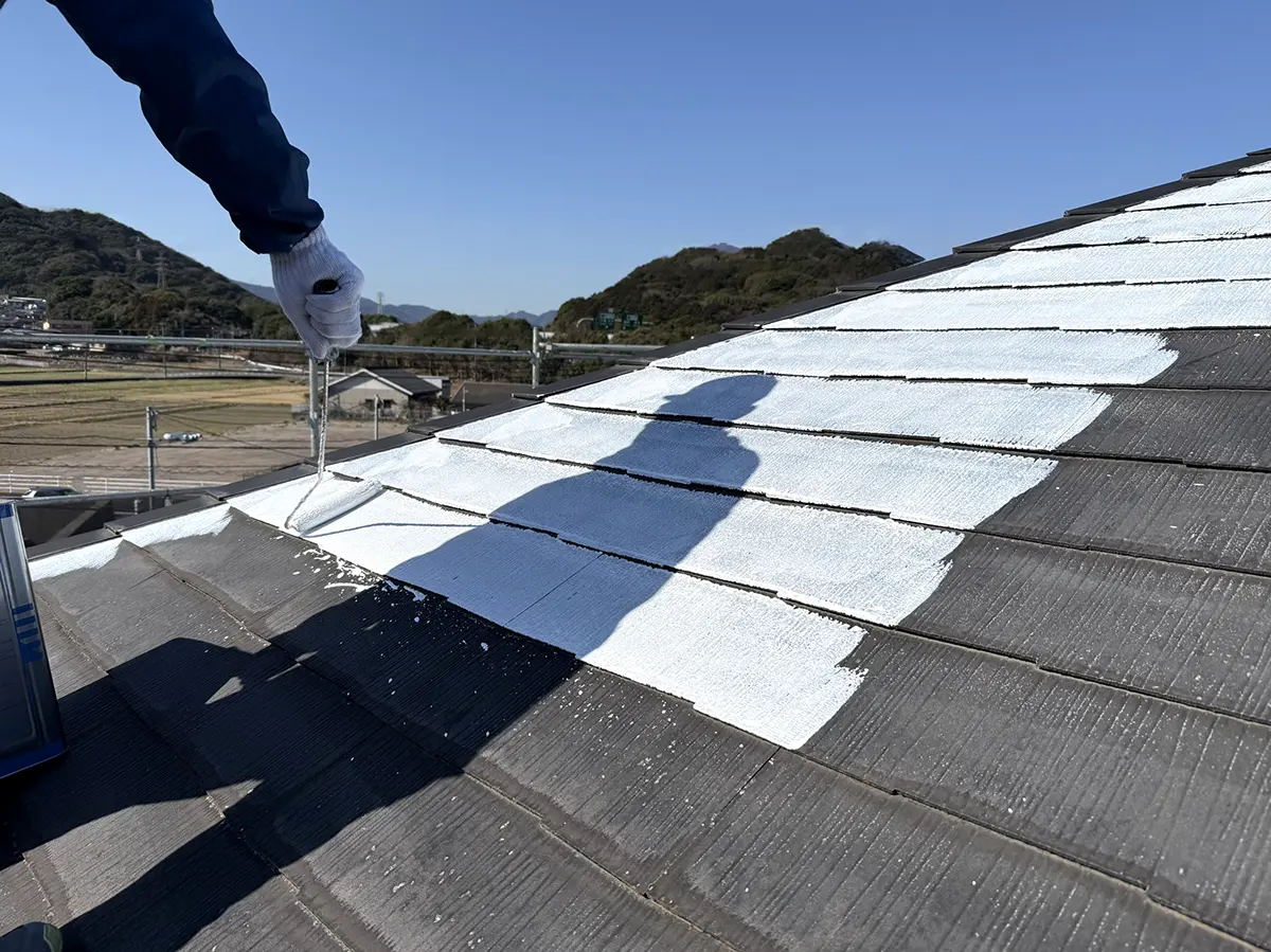 屋根塗装の下塗り作業
